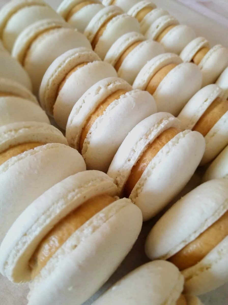 Macarons crem, așezați în rânduri