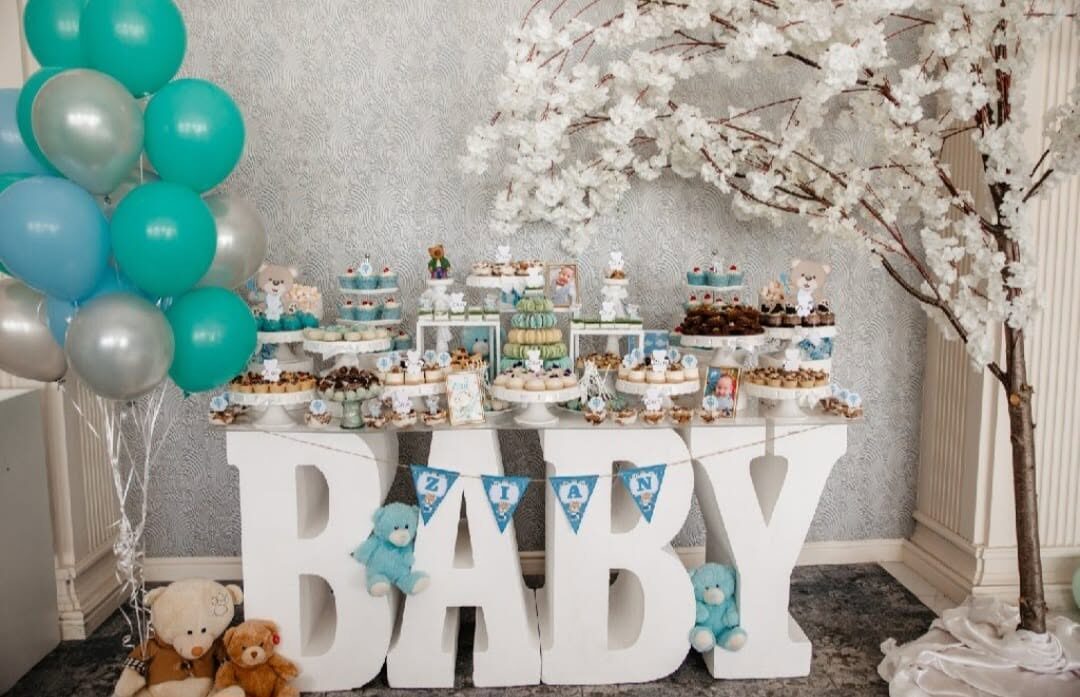 Candy bar de botez, cu baloane turcoaz și argintii și litere mari BABY