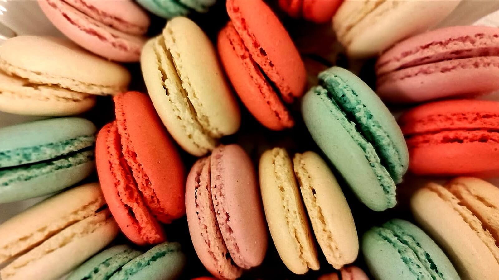 Macarons colorați, așezați unul lângă altul